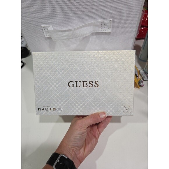 GUESS Gold Jewelry Travel Case Zip Up With 8 Earrings Gift Set New B11 - Picture 9 of 10